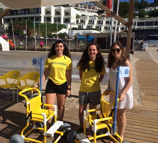 Novas cadeiras de rodas levam crianças à praia em Portugal