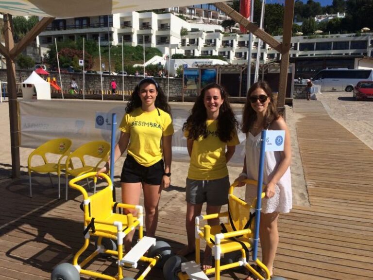 Novas cadeiras de rodas levam crianças à praia em Portugal