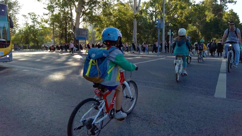 Lisboa: o comboio de bicicletas que leva as crianças à escola