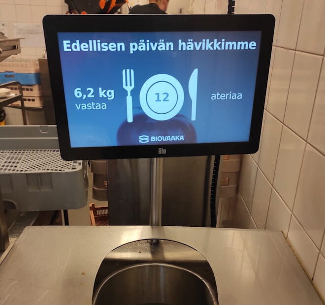 Cantina universitária na Finlândia pesa desperdício alimentar e mostra quantas refeições foram desperdiçadas