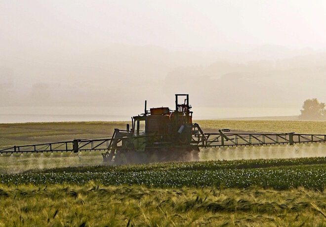 Comissão Europeia propõe aprovações ilimitadas de pesticidas, gerando alarme entre cientistas e organizações ambientais